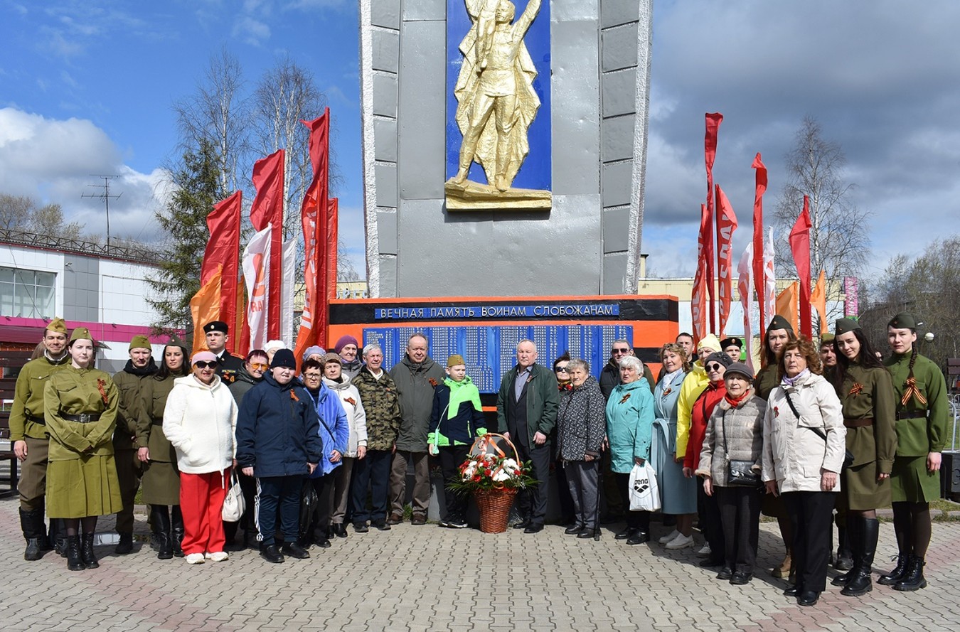 В День Победы ветераны, молодёжь и профсоюз СЛПК возложили цветы к памятнику воинам в Эжве